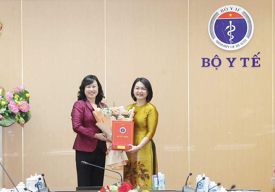 Bộ trưởng Bộ Y tế Đào Hồng Lan trao Quyết định bổ nhiệm Cục trưởng Cục An toàn thực phẩm cho TS Trần Việt Nga.