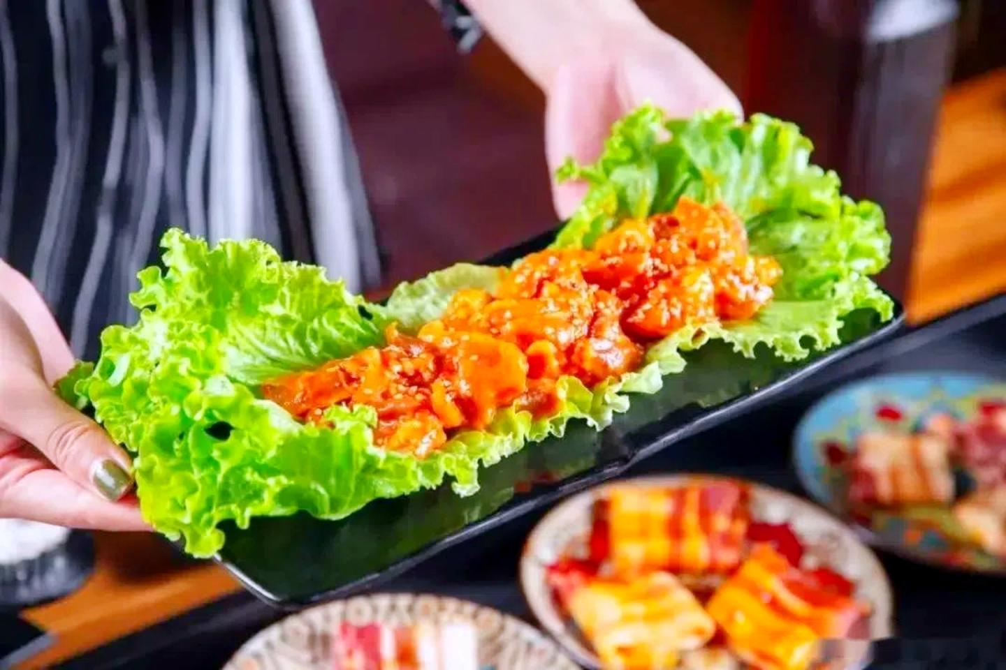 Tại sao khi ăn lẩu, đĩa thịt luôn được lót bởi những lá rau xà lách? - Ảnh 1. Tại sao khi ăn lẩu, đĩa thịt luôn được lót bởi những lá rau xà lách? - Ảnh 1.
