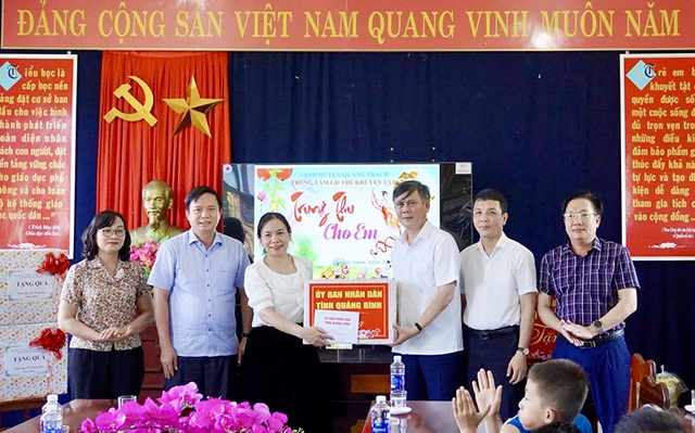 Tết Trung thu ấm áp tại các cơ sở giáo dục khuyết tật - Ảnh 1. Tết Trung thu ấm áp tại các cơ sở giáo dục khuyết tật - Ảnh 1.