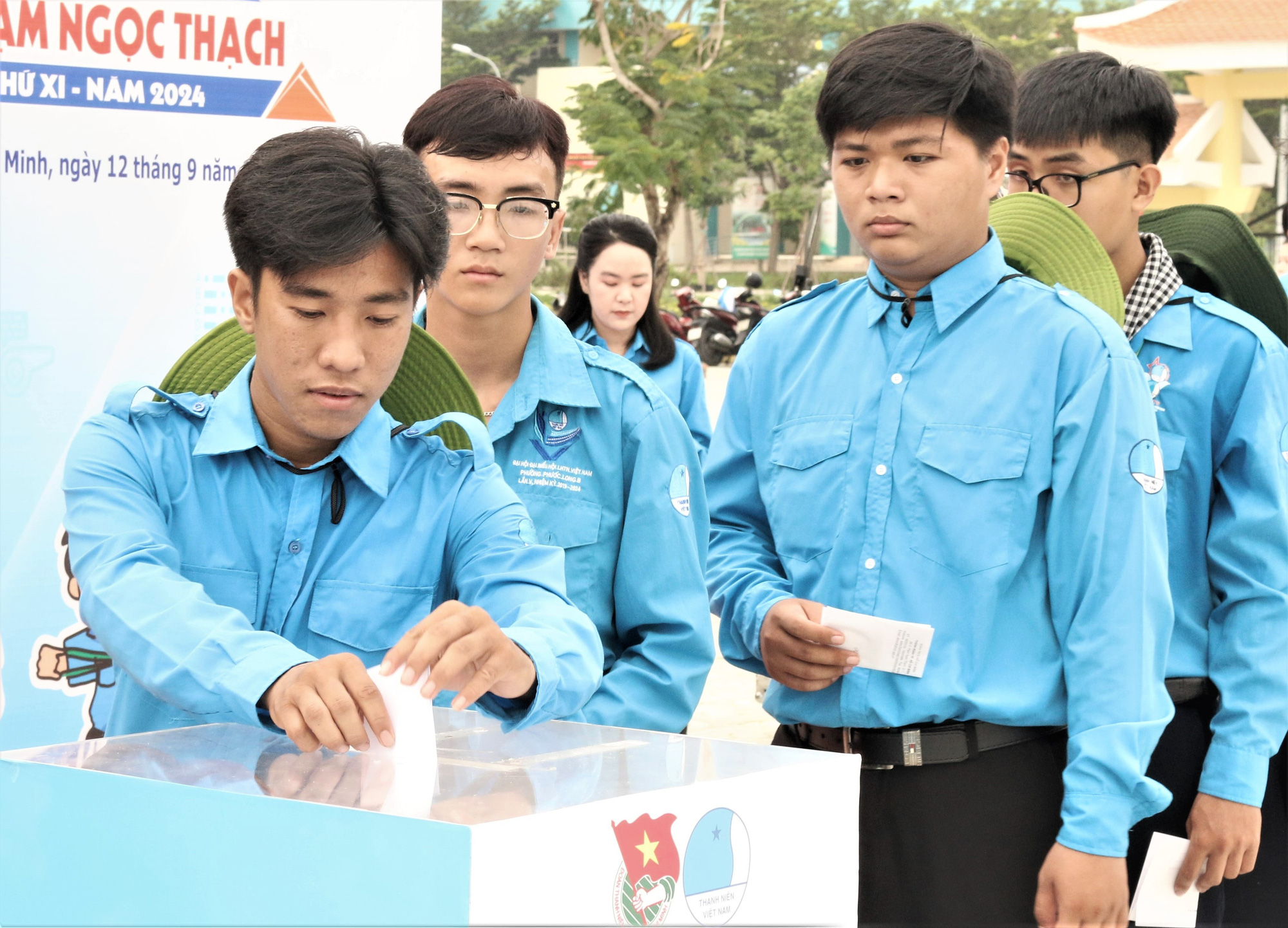 Thành Đoàn TP.HCM tuyển tình nguyện viên khắc phục bão lũ qua Go Volunteer - Ảnh 1. Thành Đoàn TP.HCM tuyển tình nguyện viên khắc phục bão lũ qua Go Volunteer! - Ảnh 1.