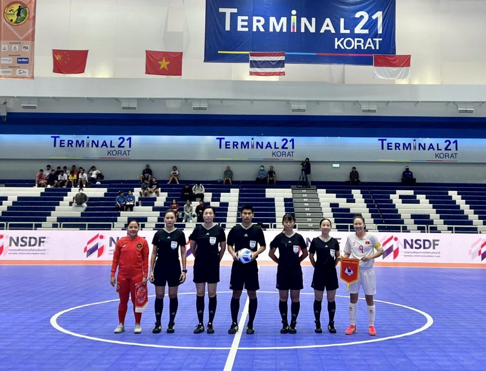 Thanh Ngân rực sáng, đội futsal nữ Việt Nam thắng như chẻ tre trên đất Thái Lan- Ảnh 1. Thanh Ngân rực sáng, đội futsal nữ Việt Nam thắng như chẻ tre trên đất Thái Lan- Ảnh 1.