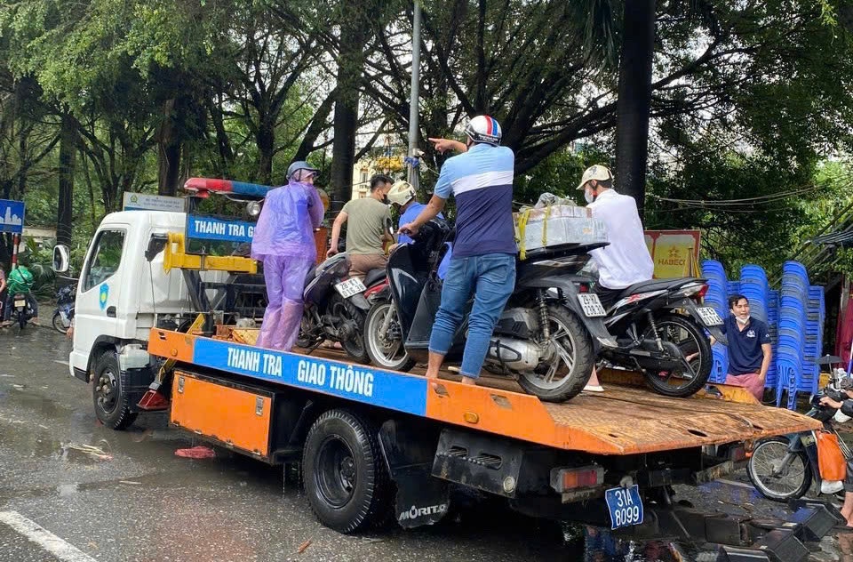 Thanh tra GTVT Hà Nội dùng xe công vụ chở người dân qua khu vực úng ngập- Ảnh 1. Thanh tra GTVT Hà Nội dùng xe công vụ chở người dân qua khu vực úng ngập- Ảnh 1.