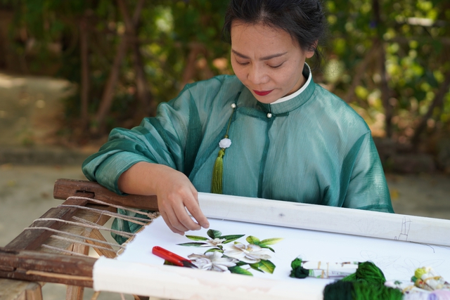 Thêu tay 'khỏe lại' qua workshop thời trang của chị em- Ảnh 1. Thêu tay 'khỏe lại' qua workshop thời trang của chị em- Ảnh 1.