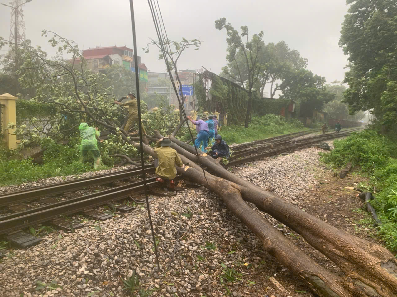 Thông tuyến đường sắt Bắc - Nam sau bão số 3, tàu chạy bình thường- Ảnh 1. Thông tuyến đường sắt Bắc - Nam sau bão số 3, tàu chạy bình thường- Ảnh 1.