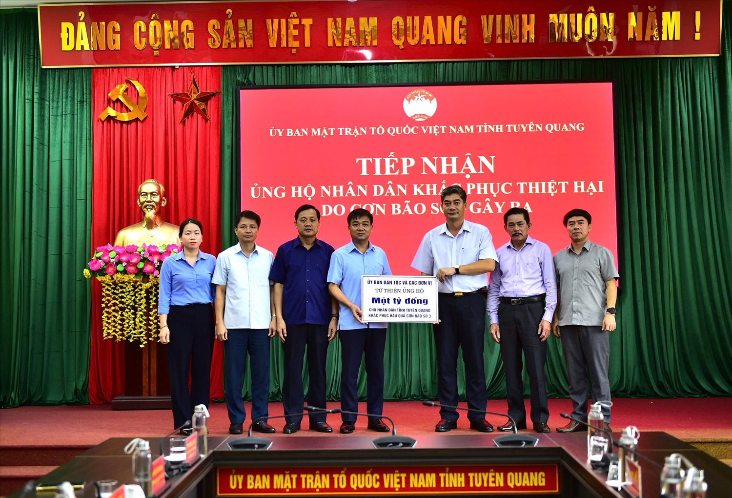 Thứ trưởng, Phó Chủ nhiệm Ủy ban Dân tộc Y Vinh Tơr thăm hỏi, động viên đồng bào vùng lũ Tuyên Quang Thứ trưởng, Phó Chủ nhiệm Ủy ban Dân tộc Y Vinh Tơr thăm hỏi, động viên đồng bào vùng lũ Tuyên Quang