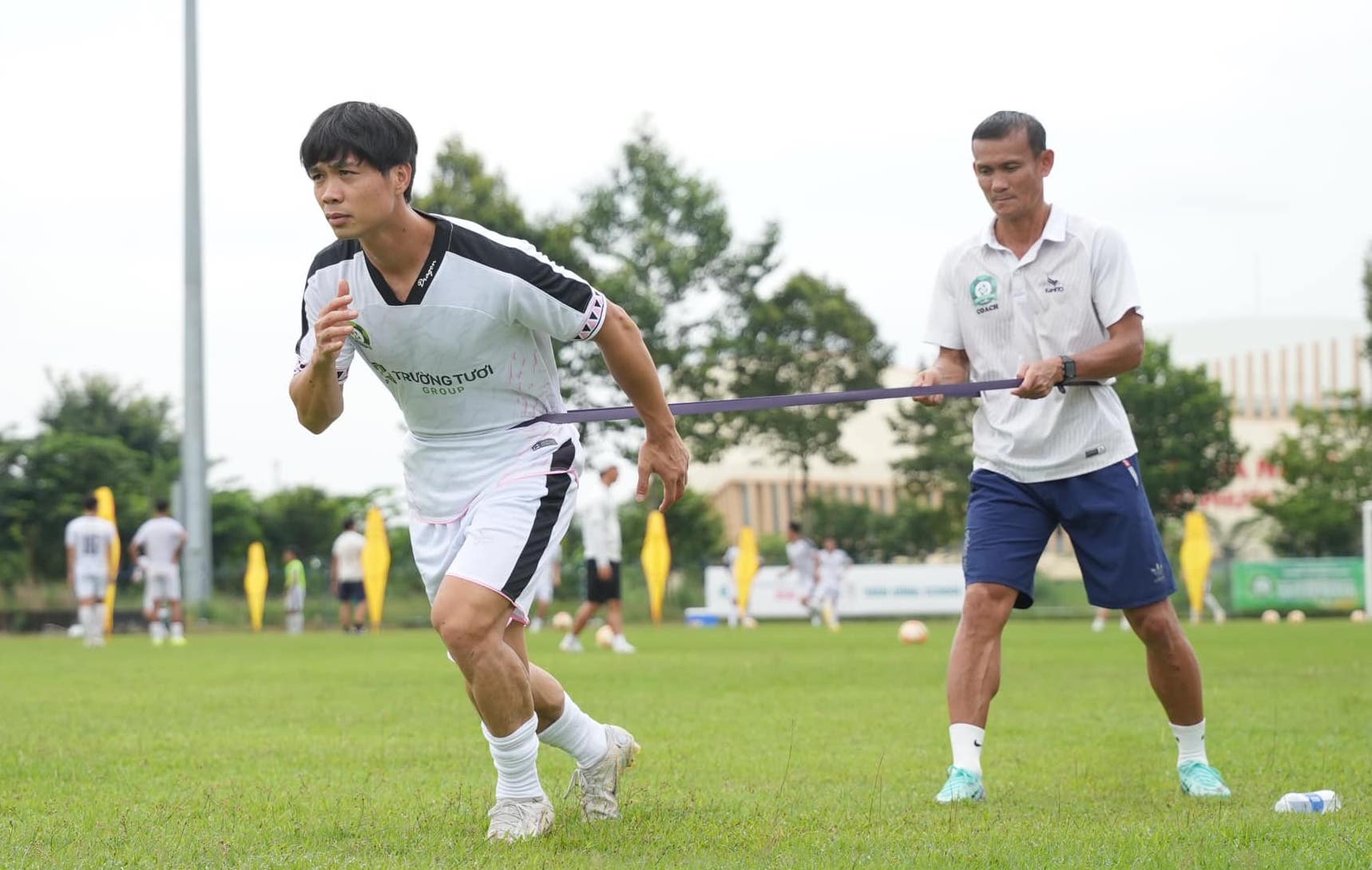 Thuê 4 chuyên gia Nhật Bản 'xịn', CLB Bình Phước của Công Phượng thêm đáng gờm- Ảnh 2. Thuê 4 chuyên gia Nhật Bản 'xịn', CLB Bình Phước của Công Phượng thêm đáng gờm- Ảnh 2.