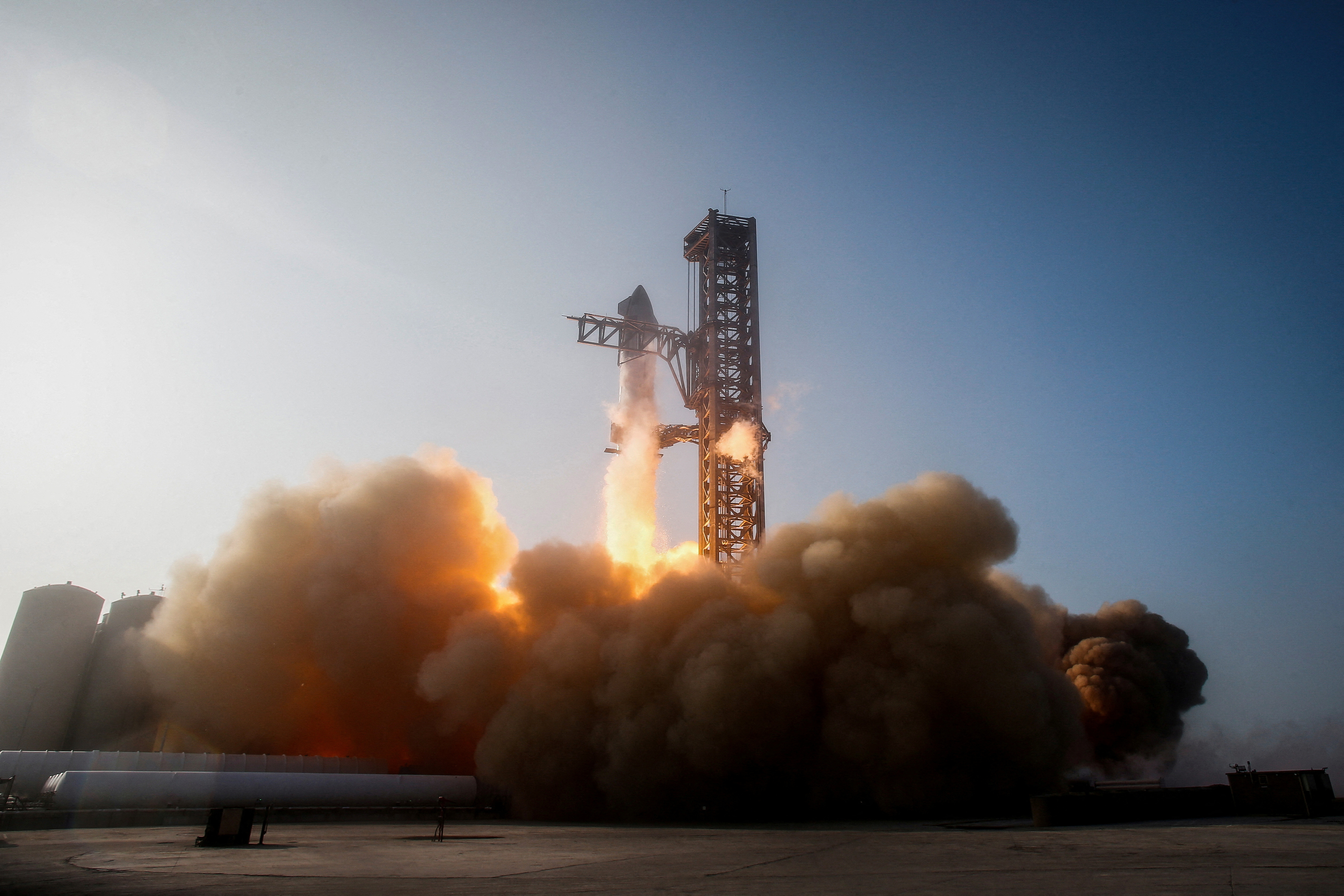 Tỉ phú Elon Musk muốn thực hiện 5 sứ mệnh sao Hỏa trong 2 năm- Ảnh 1. Tỉ phú Elon Musk muốn thực hiện 5 sứ mệnh sao Hỏa trong 2 năm- Ảnh 1.
