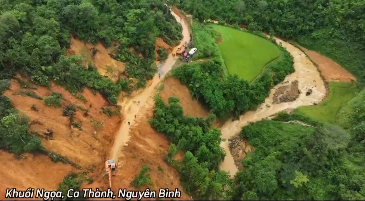 Vụ sạt lở, cuốn trôi xe khách tại Cao Bằng: Tìm thấy 54 thi thể, 2 nạn nhân vẫn mất tích- Ảnh 1. Vụ sạt lở, cuốn trôi xe khách tại Cao Bằng: Tìm thấy 54 thi thể, 2 nạn nhân vẫn mất tích- Ảnh 1.