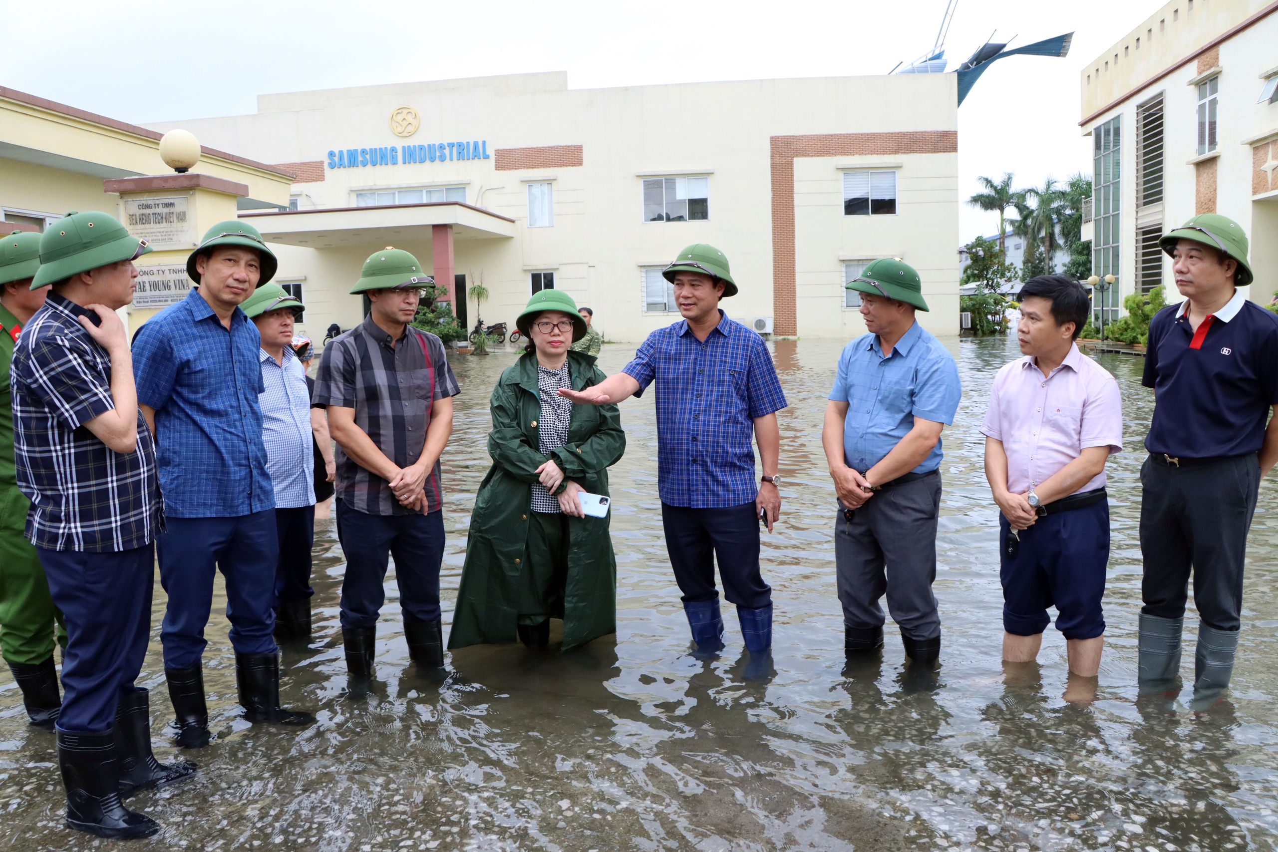 Lãnh đạo tỉnh Bắc Ninh chỉ đạo phương án thoát thoát nước trong khu công nghiệp- Ảnh 1. Lãnh đạo tỉnh Bắc Ninh chỉ đạo phương án thoát thoát nước trong khu công nghiệp- Ảnh 1.