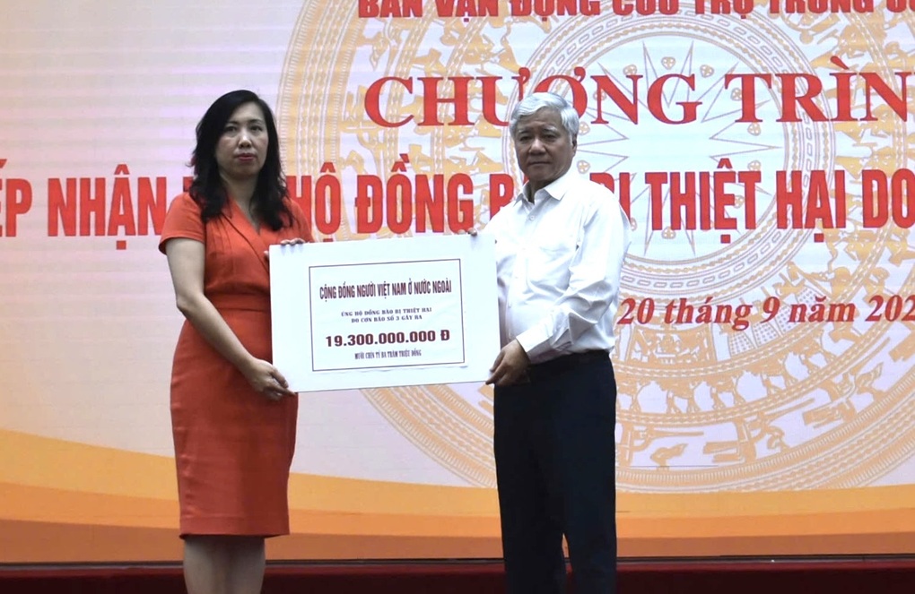 Trao gần 19,3 tỷ đồng của kiều bào hỗ trợ đồng bào sau bão Yagi - 1 Trao gần 19,3 tỷ đồng của kiều bào hỗ trợ đồng bào sau bão Yagi - 1
