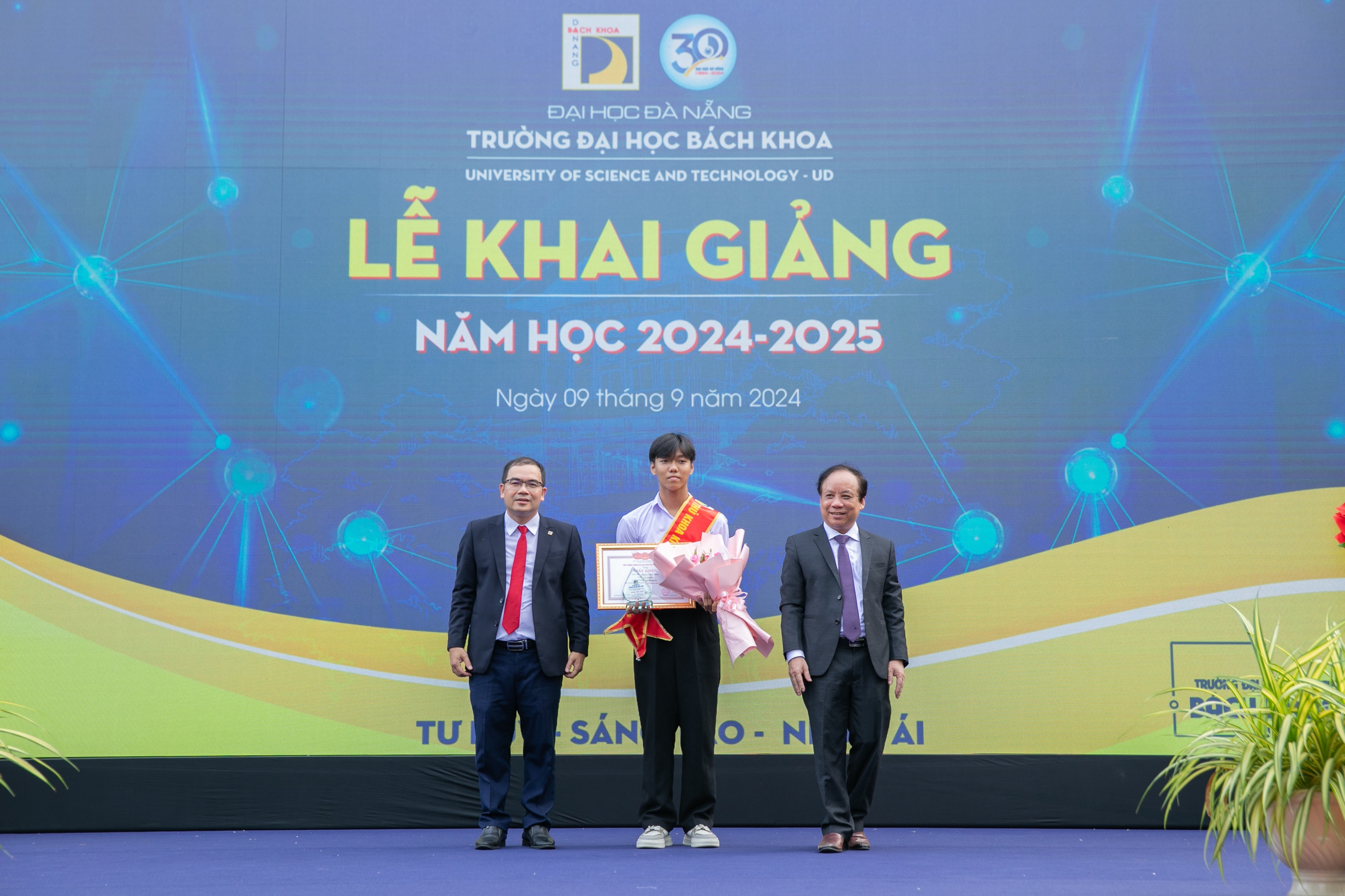 Đà Nẵng: Trao gần nửa tỉ đồng học bổng cho tân sinh viên xuất sắc- Ảnh 1. Đà Nẵng: Trao gần nửa tỉ đồng học bổng cho tân sinh viên xuất sắc- Ảnh 1.