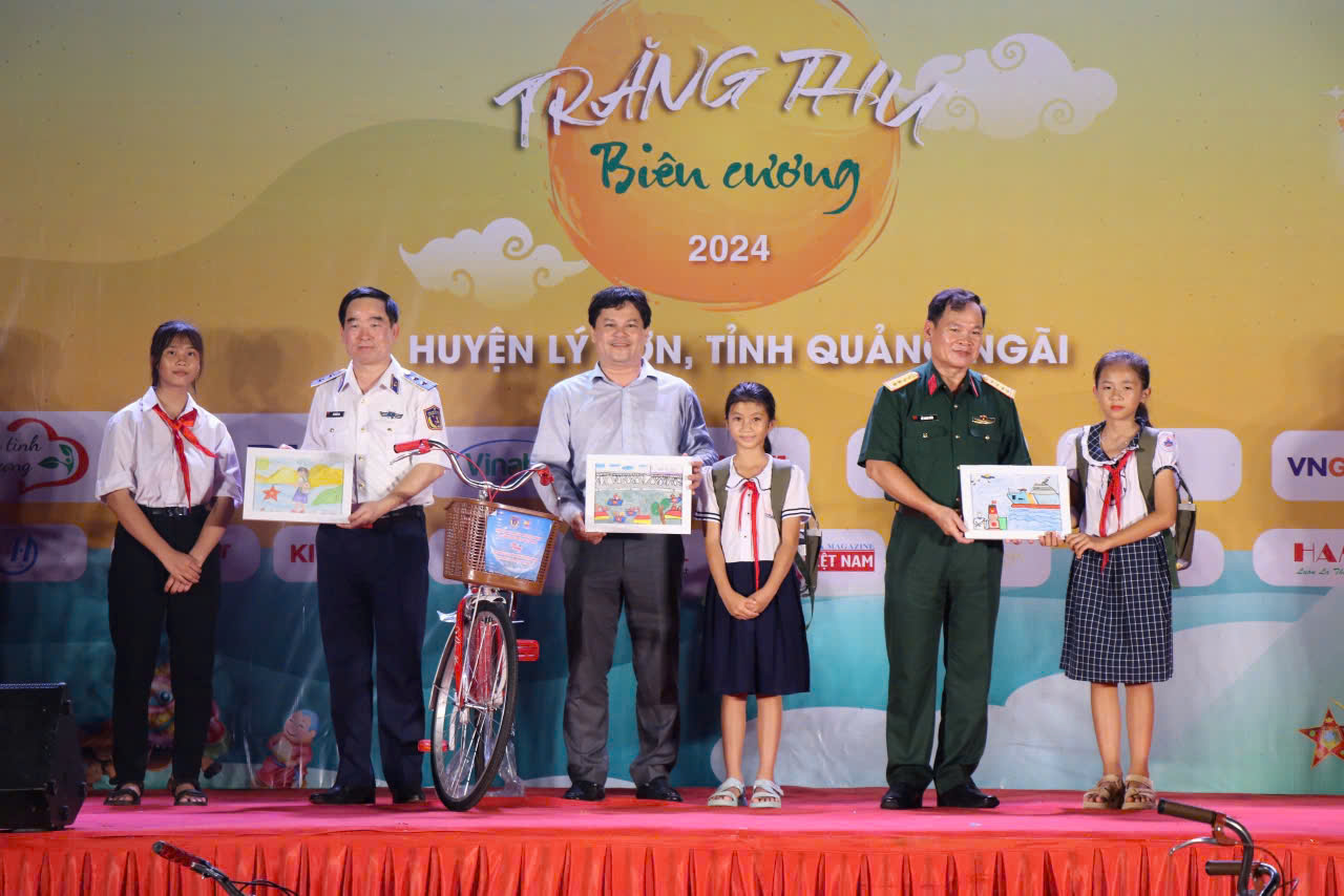 Trao học bổng trị giá hơn 2,8 tỷ đồng cho trẻ em ở đảo Lý Sơn và Điện Biên - Ảnh 1. Trao học bổng trị giá hơn 2,8 tỷ đồng cho trẻ em ở đảo Lý Sơn và Điện Biên - Ảnh 1.
