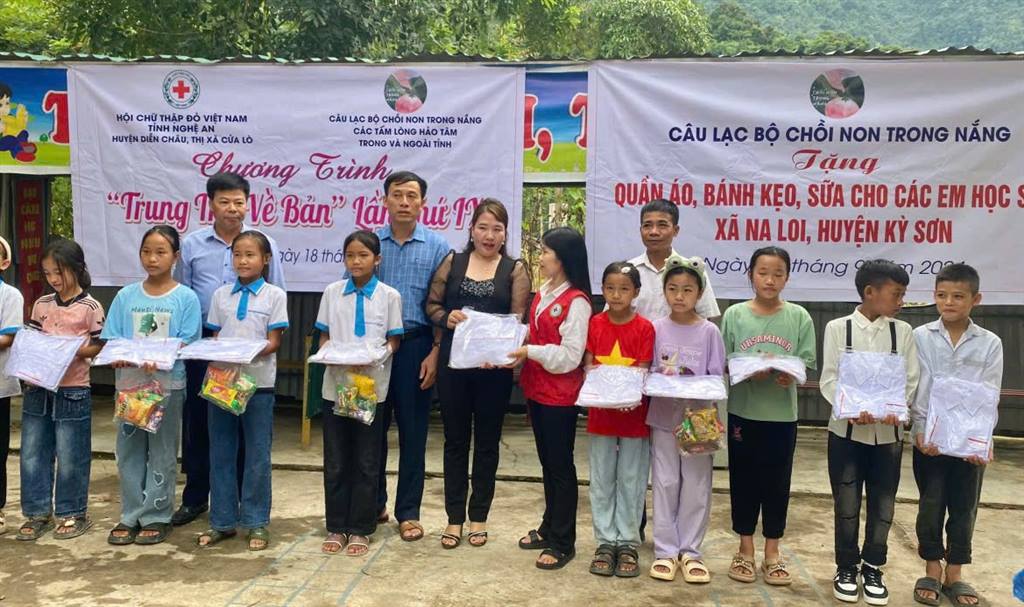 Nghệ An: Trao hơn 400 suất quà cho học sinh dân tộc thiểu số ở Kỳ Sơn- Ảnh 1. Nghệ An: Trao hơn 400 suất quà cho học sinh dân tộc thiểu số ở Kỳ Sơn- Ảnh 1.