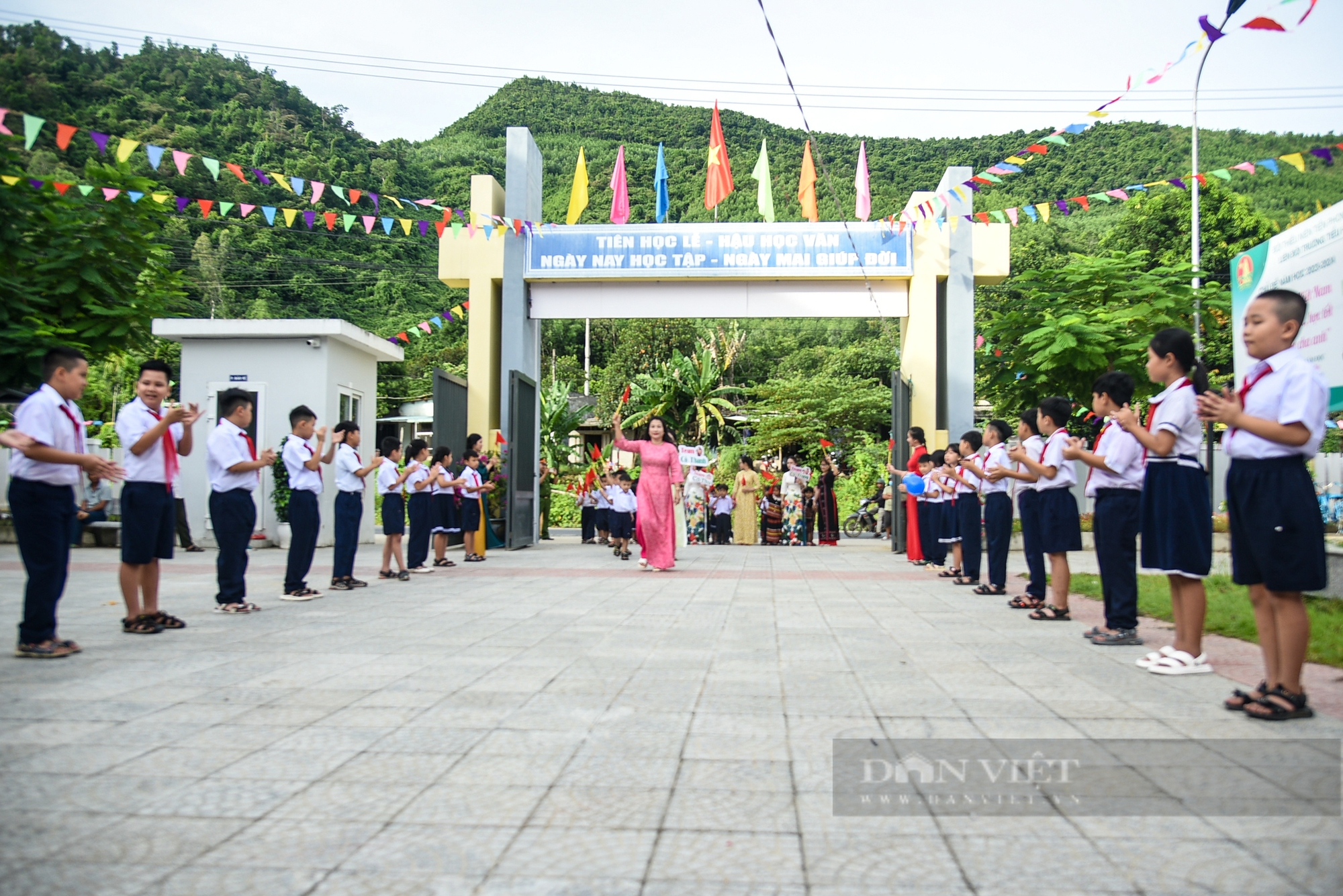 Trẻ em đồng bào Cơ Tu phấn khởi trong lần đầu khai giảng năm học mới- Ảnh 1. Trẻ em đồng bào Cơ Tu phấn khởi trong lần đầu khai giảng năm học mới- Ảnh 1.