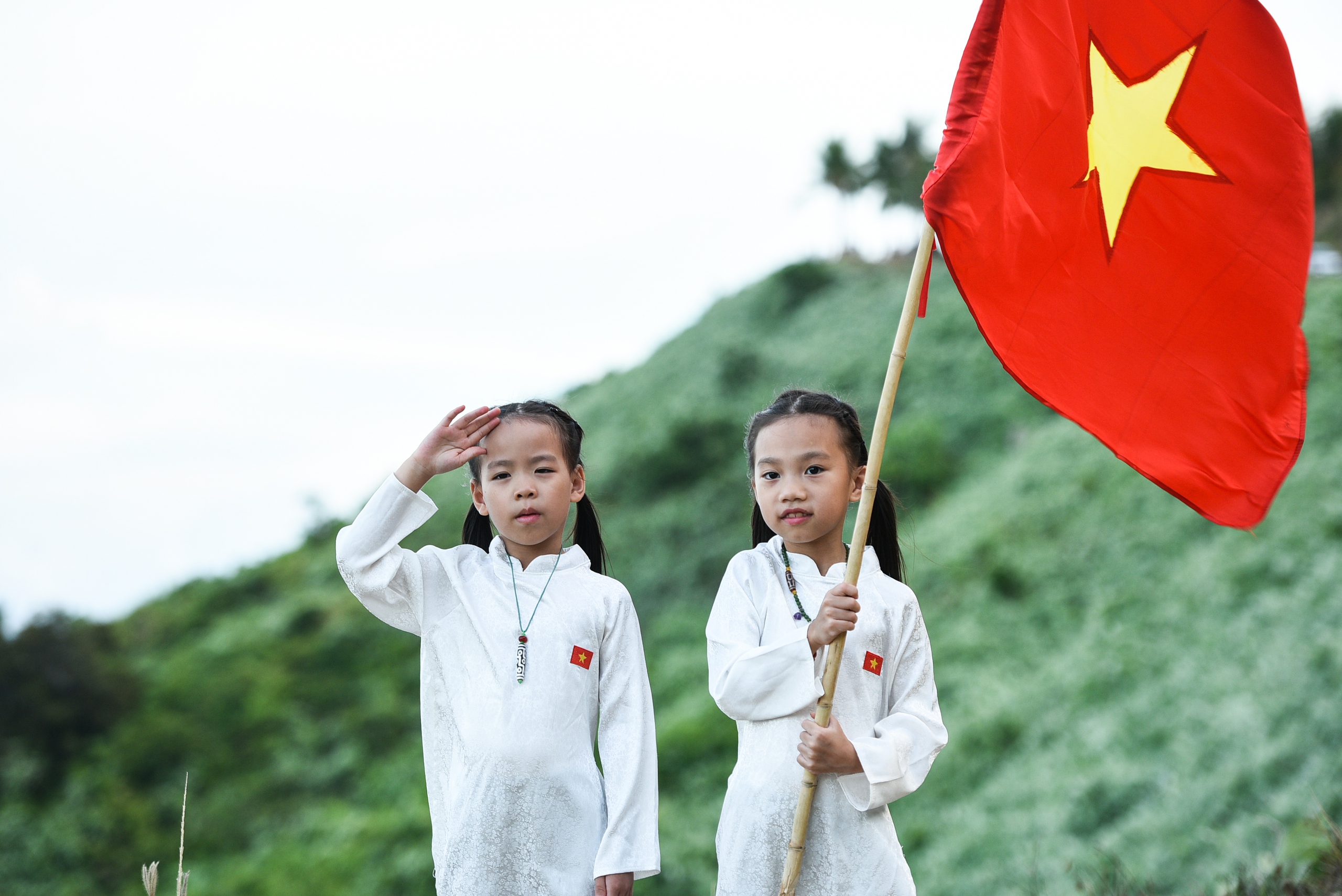 Nhiều em nhỏ tạo dáng chụp ảnh cùng cờ Tổ quốc trên núi Sơn Trà- Ảnh 10. Nhiều em nhỏ tạo dáng chụp ảnh cùng cờ Tổ quốc trên núi Sơn Trà- Ảnh 10.