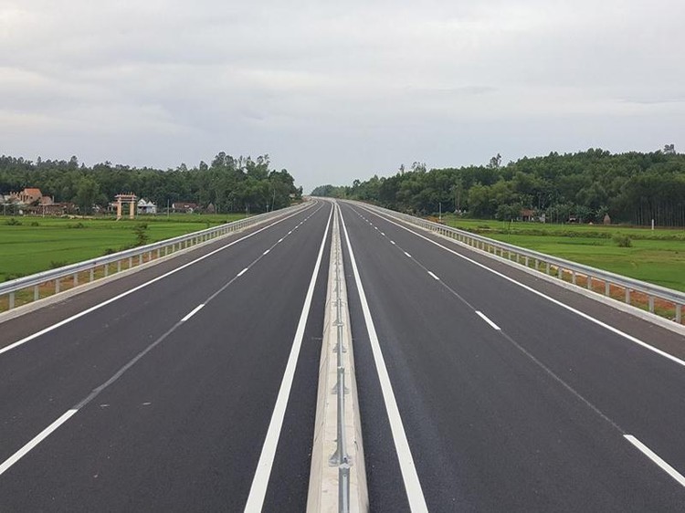 Triển khai đợt thi đua cao điểm “500 ngày đêm thi đua hoàn thành 3.000km đường bộ cao tốc" .