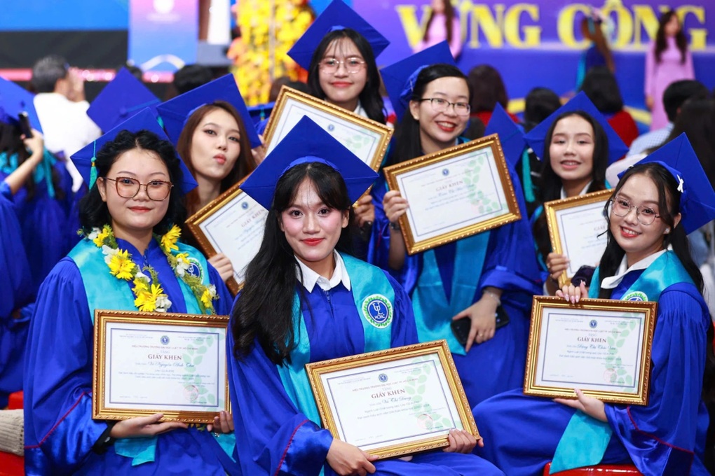 Trường có số sinh viên tốt nghiệp xuất sắc cao nhất trong lịch sử thành lập - 1 Trường có số sinh viên tốt nghiệp xuất sắc cao nhất trong lịch sử thành lập - 1