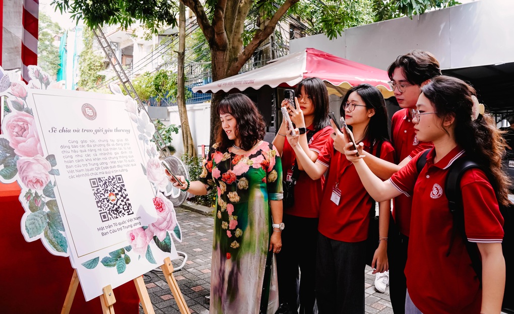 Trường đại học thay lẵng hoa khai giảng bằng mã QR Mặt trận Tổ quốc - 1 Trường đại học thay lẵng hoa khai giảng bằng mã QR Mặt trận Tổ quốc - 1