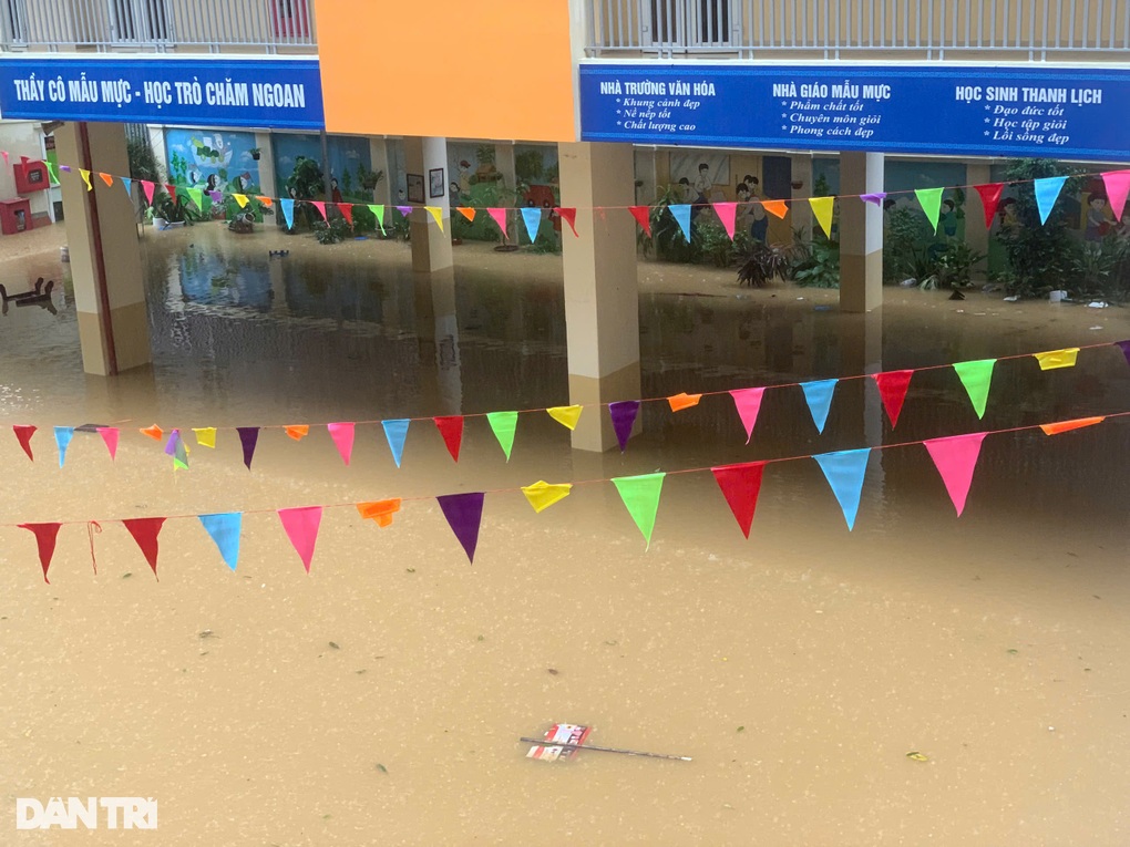 Trường học biến thành sông, phụ huynh Hà Nội vội vã đón con để sơ tán - 1 Trường học biến thành sông, phụ huynh Hà Nội vội vã đón con để sơ tán - 1