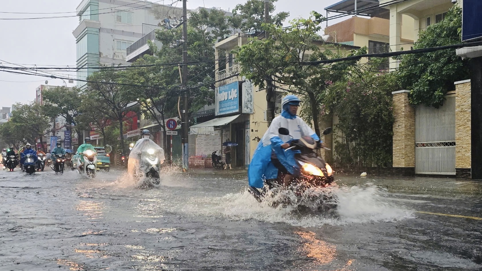 Đà Nẵng: Trường học linh động thông báo cho học sinh nghỉ học ứng phó mưa lũ- Ảnh 1. Đà Nẵng: Trường học linh động thông báo cho học sinh nghỉ học ứng phó mưa lũ- Ảnh 1.