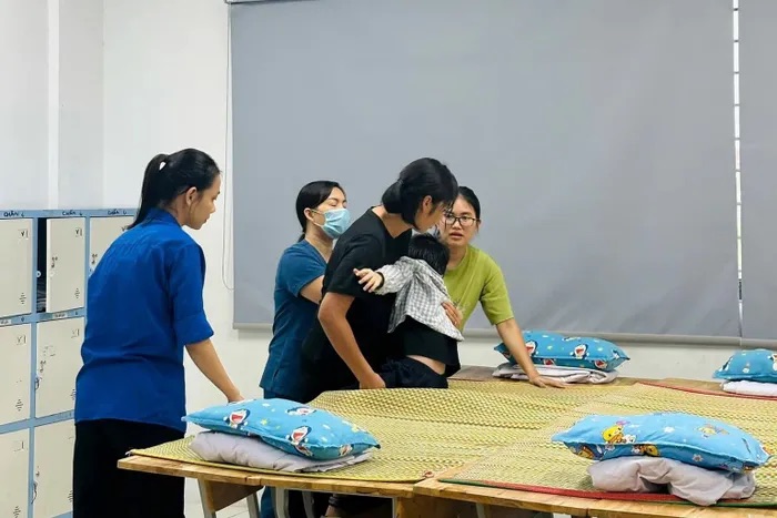 Giáo viên hỗ trợ người dân đến trường sơ tán. Ảnh: Nhà trường cung cấp