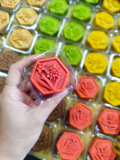 Bánh trung thu cỡ mini từ 60-80 gram được nhiều bạn trẻ yêu thích vì xinh xắn, vừa ăn Bánh trung thu cỡ mini từ 60-80 gram được nhiều bạn trẻ yêu thích vì xinh xắn, vừa ăn