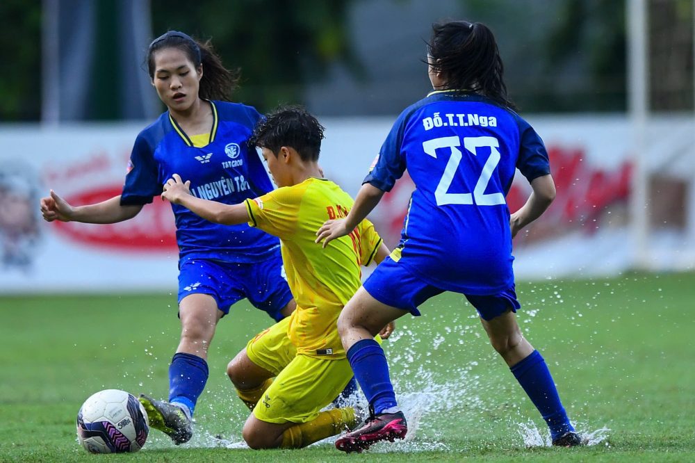 U.19 Thái Nguyên T&T vào tốp 3 nhờ cú đúp sai lầm của thủ môn đội TP.HCM- Ảnh 1. U.19 Thái Nguyên T&T vào tốp 3 nhờ cú đúp sai lầm của thủ môn đội TP.HCM- Ảnh 1.