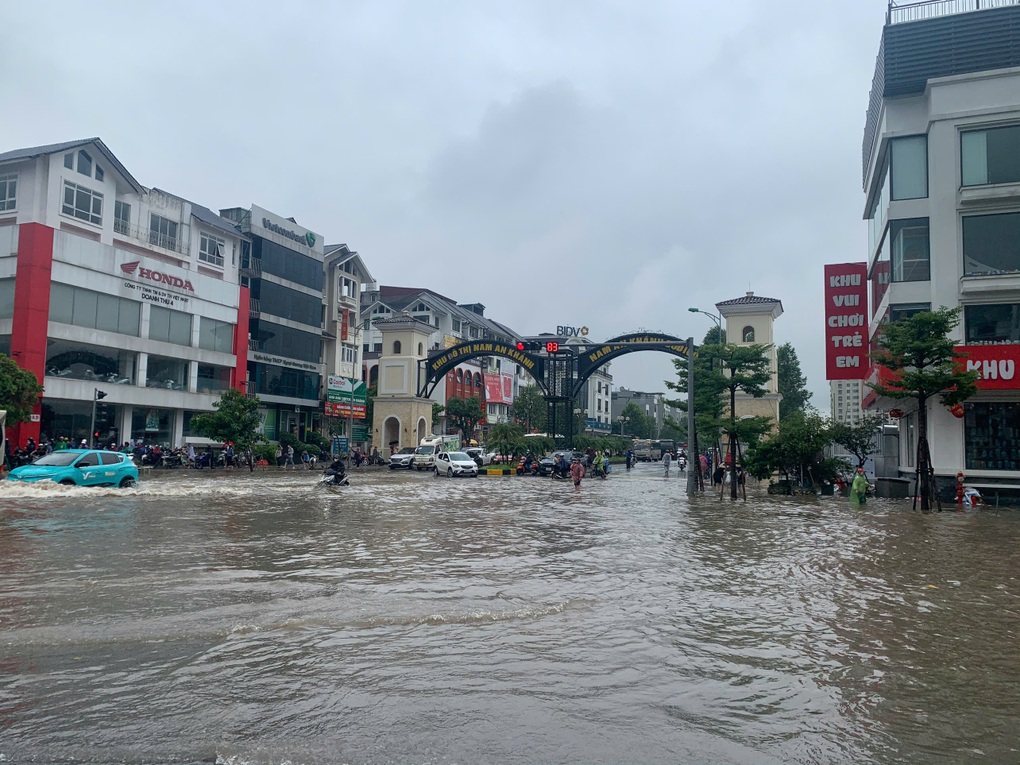 Vài khu đô thị nhà giàu ở Hà Nội ngập trong biển nước, cư dân đi làm muộn - 1 Vài khu đô thị nhà giàu ở Hà Nội ngập trong biển nước, cư dân đi làm muộn - 1