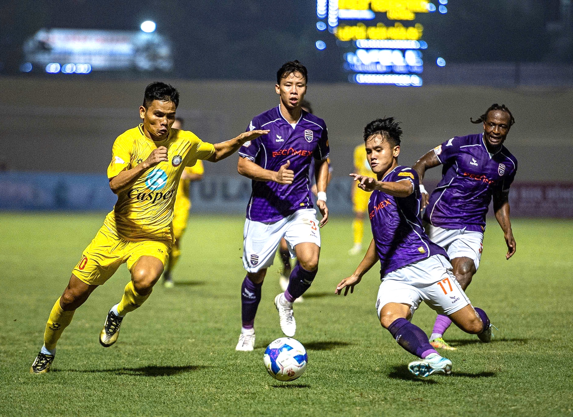 Minh Trọng (CLB Bình Dương) và Văn Thắng (CLB Thanh Hóa) tranh bóng ở vòng 1 V-League 2024 - 2025 Minh Trọng (CLB Bình Dương) và Văn Thắng (CLB Thanh Hóa) tranh bóng ở vòng 1 V-League 2024 - 2025