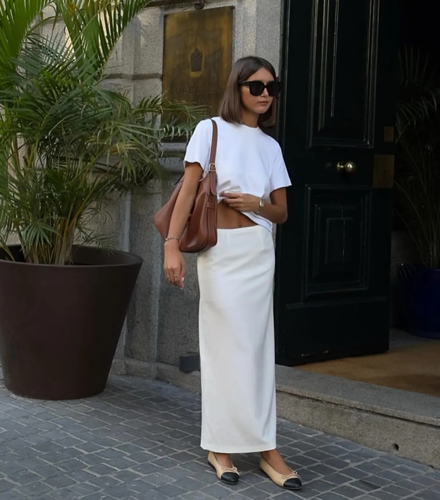 Váy dài và áo thun: cơn sốt đang 'càn quét' Instagram cực hợp với mọi dáng- Ảnh 1. Váy dài và áo thun: cơn sốt đang 'càn quét' Instagram cực hợp với mọi dáng- Ảnh 1.
