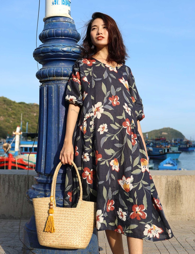 Váy suông linen, trang phục đa năng và thiết thực nhất tủ đồ- Ảnh 1. Váy suông linen, trang phục đa năng và thiết thực nhất tủ đồ- Ảnh 1.