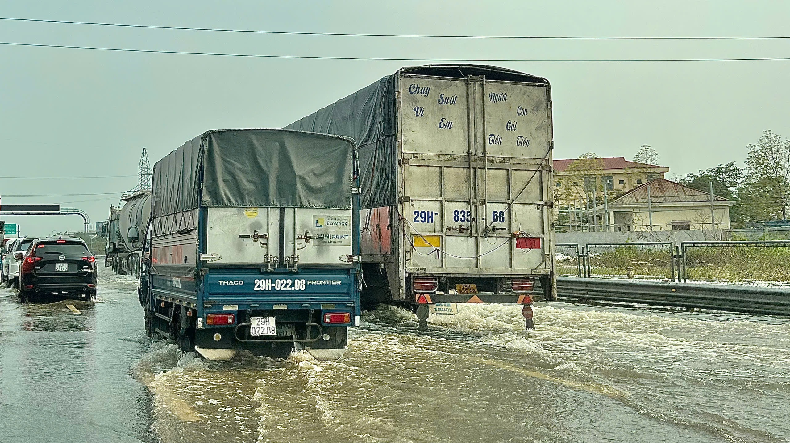 Vì sao cao tốc Pháp Vân - Cầu Giẽ chưa hết ngập?- Ảnh 1. Vì sao cao tốc Pháp Vân - Cầu Giẽ chưa hết ngập?- Ảnh 1.