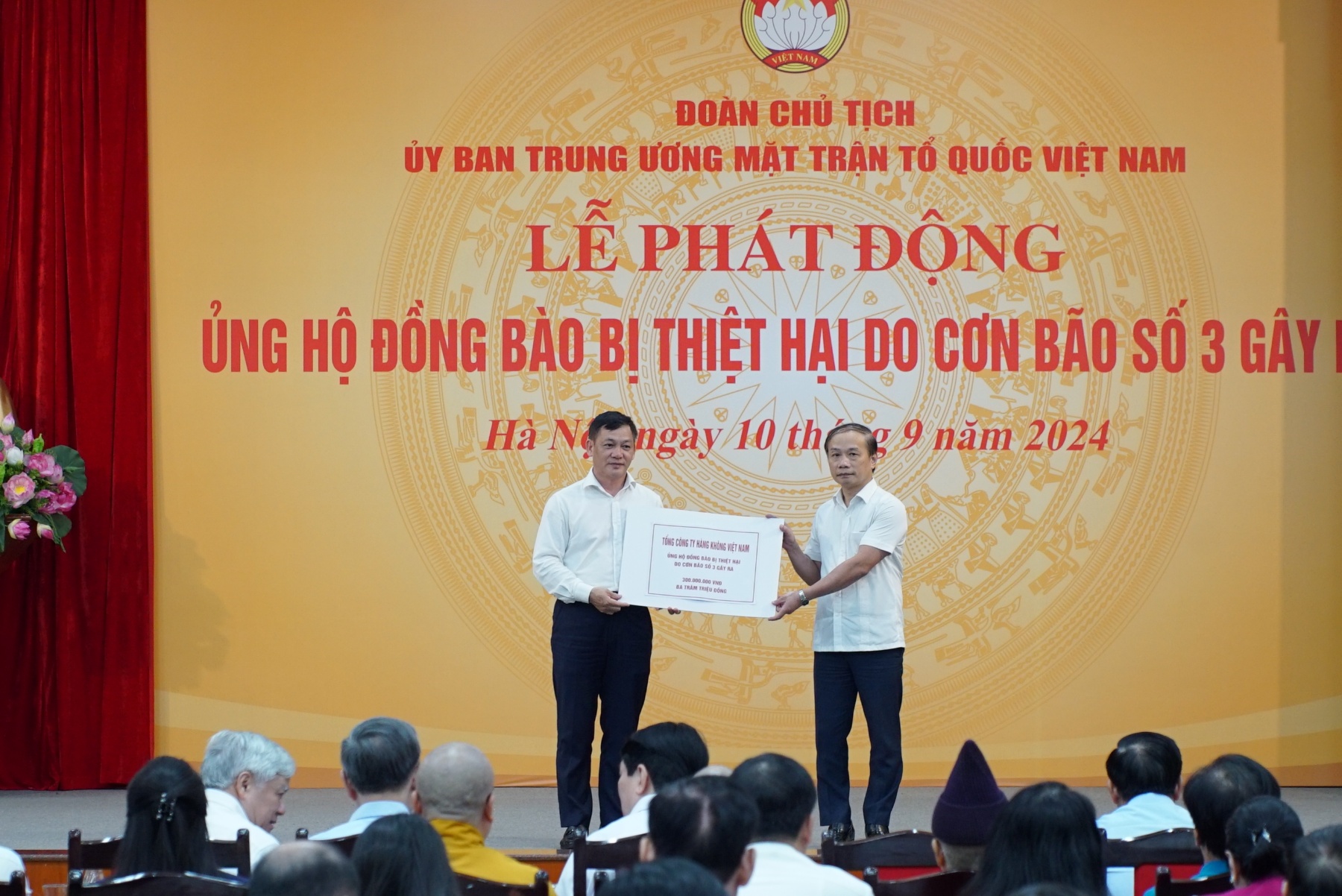 Vietnam Airlines miễn phí vận chuyển hàng cứu trợ tới vùng lũ miền Bắc- Ảnh 1. Vietnam Airlines miễn phí vận chuyển hàng cứu trợ tới vùng lũ miền Bắc- Ảnh 1.