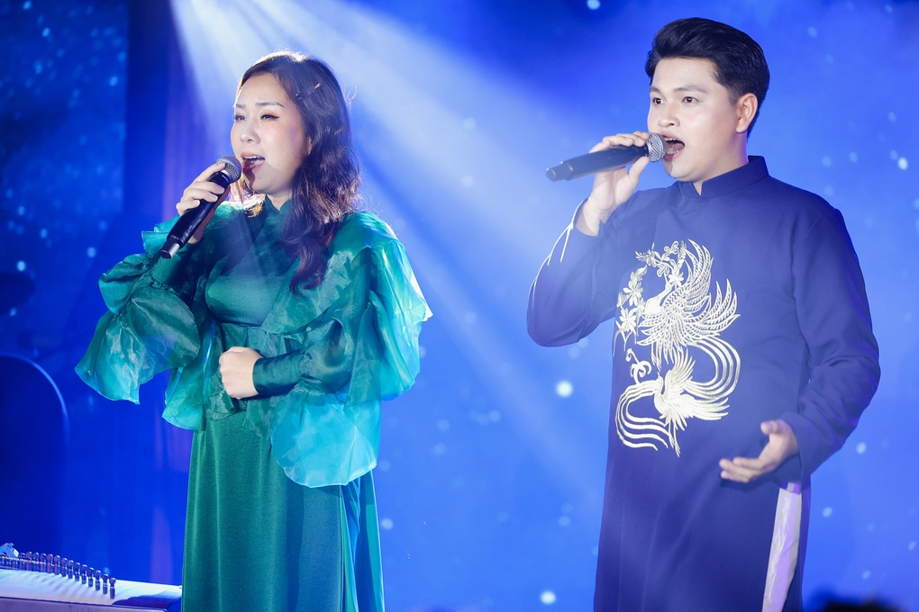 Vũ Minh Hiếu gây ấn tượng khi song ca với nghệ sĩ Thanh Thanh Hiền - 2 Vũ Minh Hiếu gây ấn tượng khi song ca với nghệ sĩ Thanh Thanh Hiền - 2