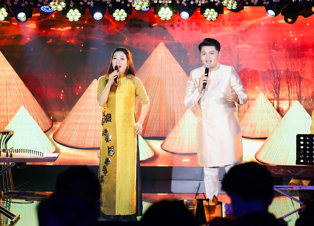 Vũ Minh Hiếu gây ấn tượng khi song ca với nghệ sĩ Thanh Thanh Hiền - 1 Vũ Minh Hiếu gây ấn tượng khi song ca với nghệ sĩ Thanh Thanh Hiền - 1
