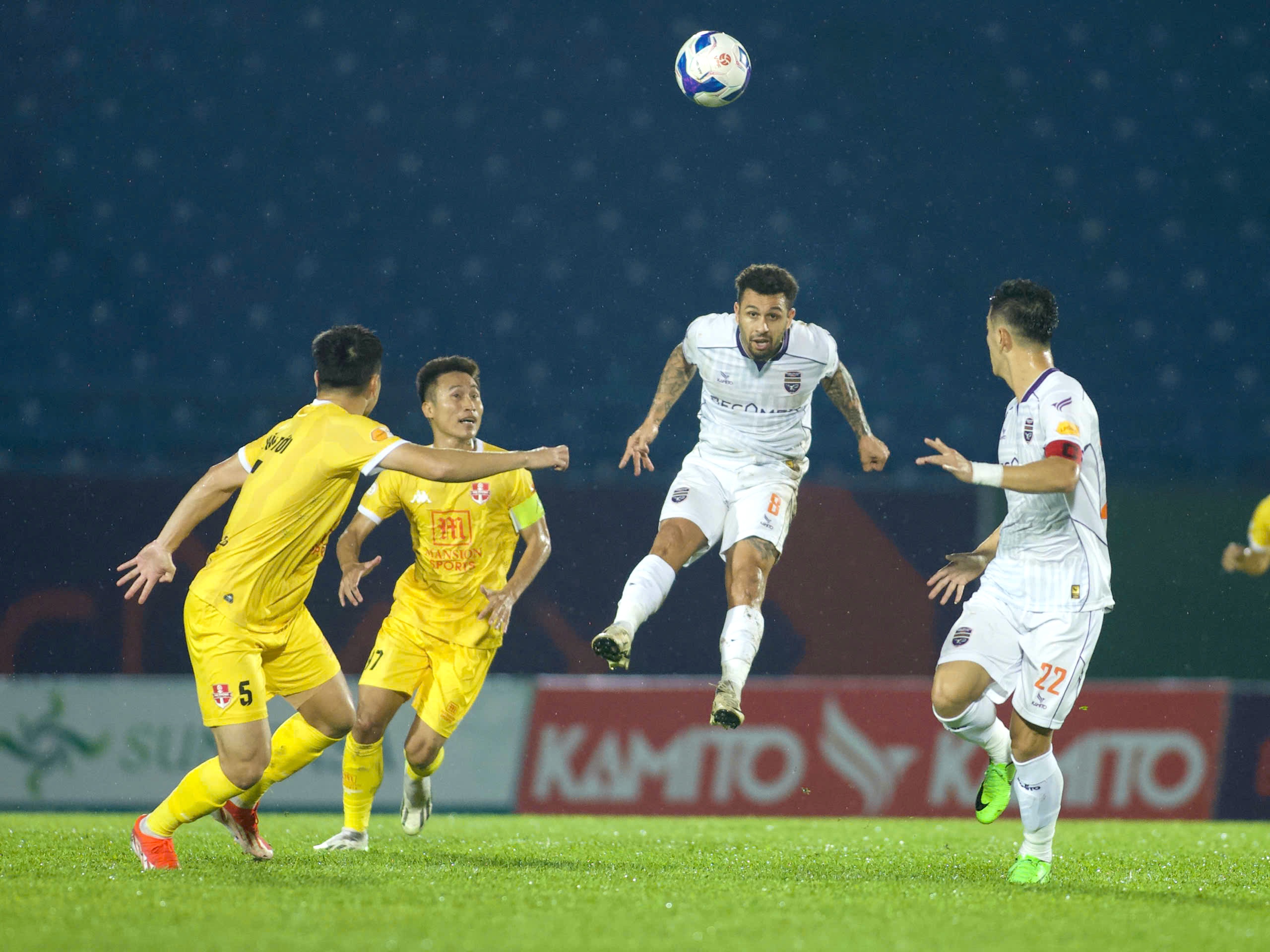 Tình huống Wellington Nem đánh đầu chiến thuật cho Tiến Linh Tình huống Wellington Nem đánh đầu chiến thuật cho Tiến Linh