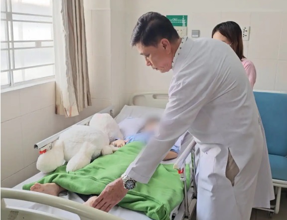 Xem điện thoại khi đi thang máy, bé 6 tuổi bị cửa kẹt gãy chân - Ảnh 2. Xem điện thoại khi đi thang máy, bé 6 tuổi bị cửa kẹt gãy chân - Ảnh 2.