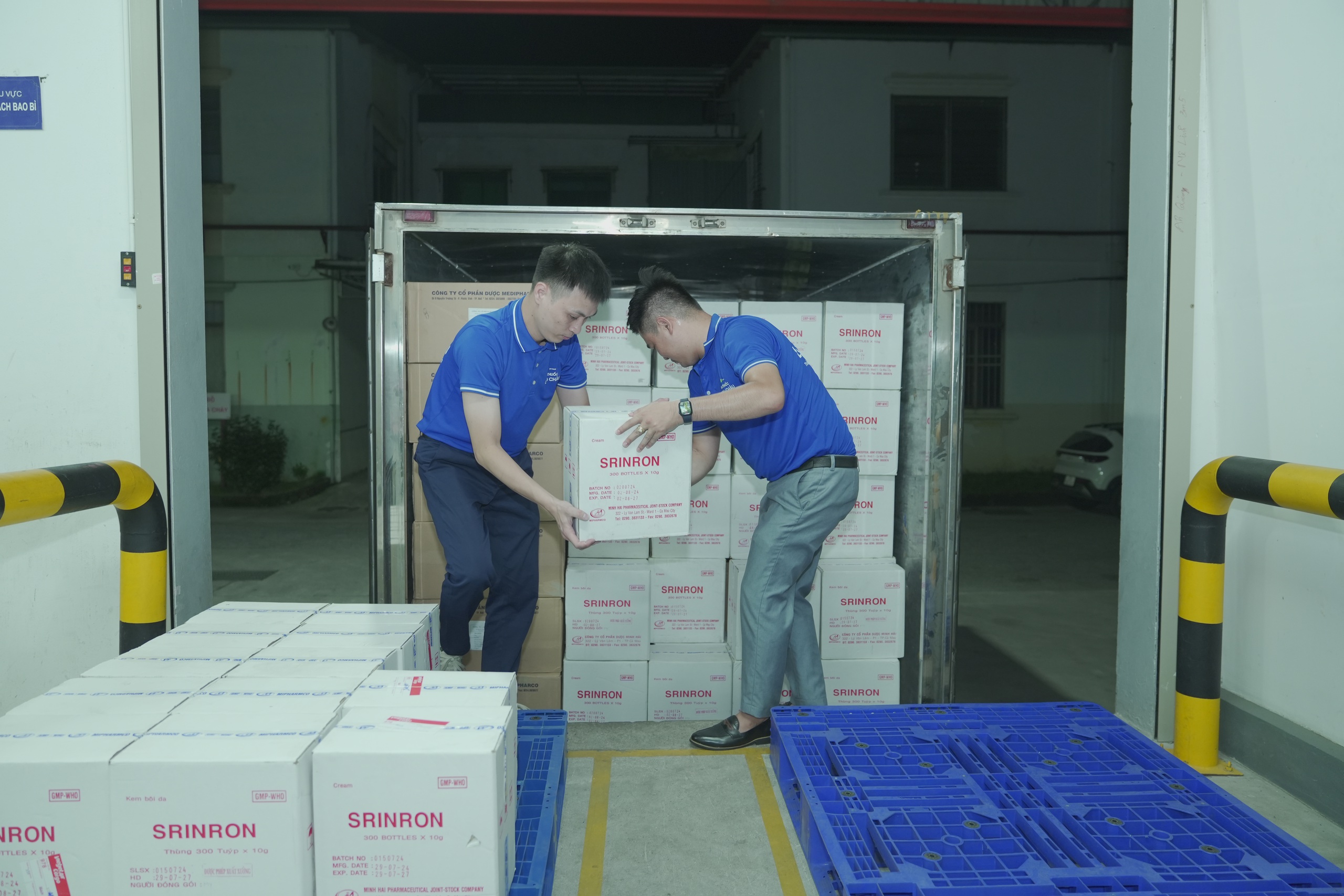 Xuyên đêm mang thuốc tới bà con vùng lũ lụt- Ảnh 1. Xuyên đêm mang thuốc tới bà con vùng lũ lụt- Ảnh 1.
