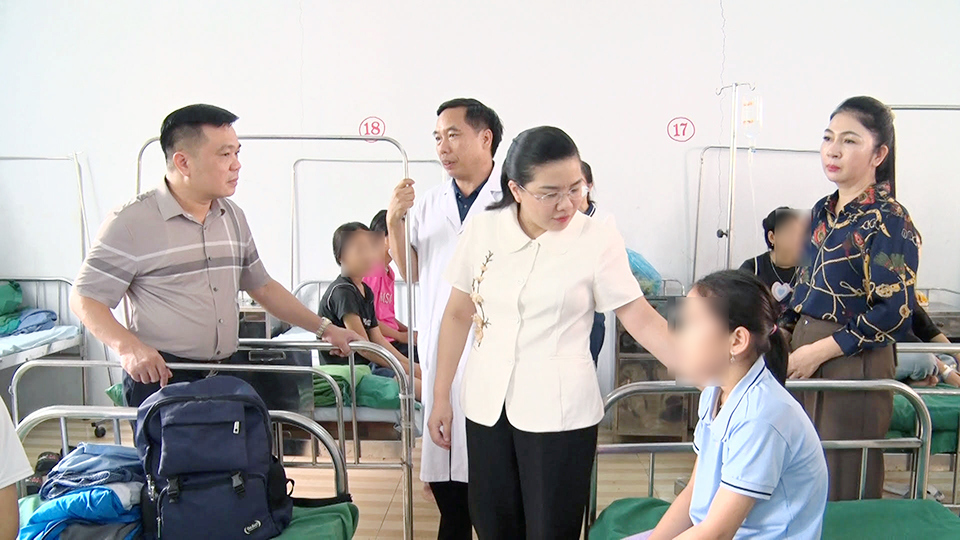 Lãnh đạo huyện Xín Mần, Hà Giang thăm hỏi, động viên các em học sinh đang điều trị tại Bệnh viện Đa khoa huyện Xín Mần. Ảnh: Cổng TTĐT huyện Xín Mần