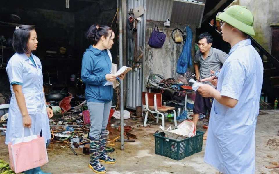 Cán bộ y tế TTYT huyện Ứng Hoà tư vấn , hướng dẫn người dân cách phòng bệnh sau mưa úng tại xã Hồng Quang, huyện Ứng Hòa.