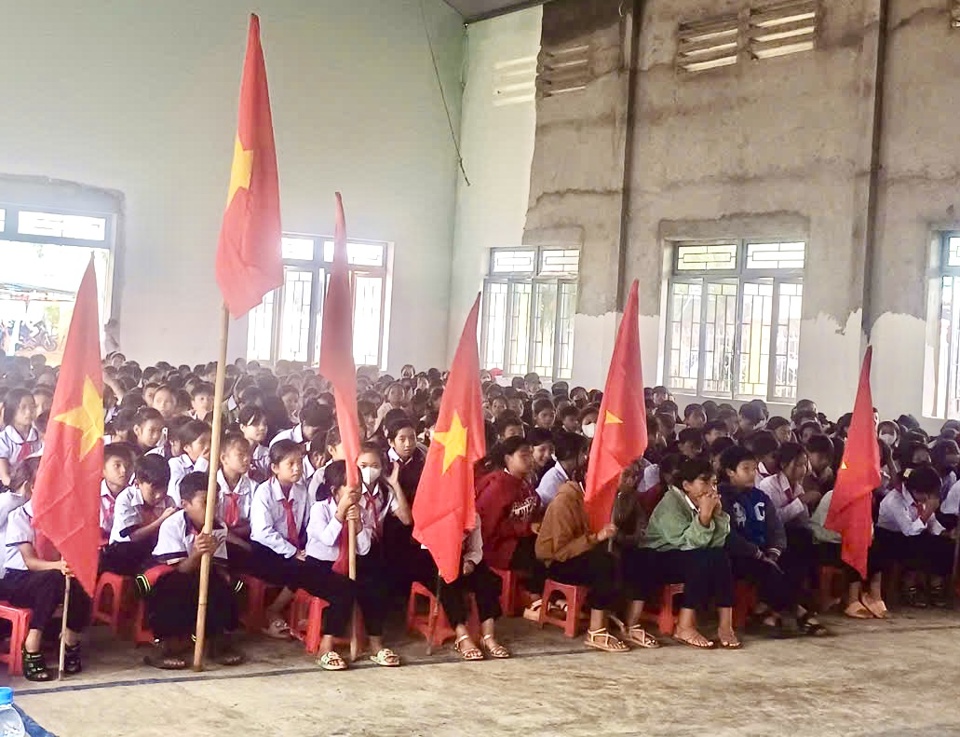Học sinh vùng khó khăn Trường PTDTBT THCS Đắk R'măng, xã Đắk R' măng, huyện Đắk Glong hân hoan khai giảng năm học mới 2024 -2025.