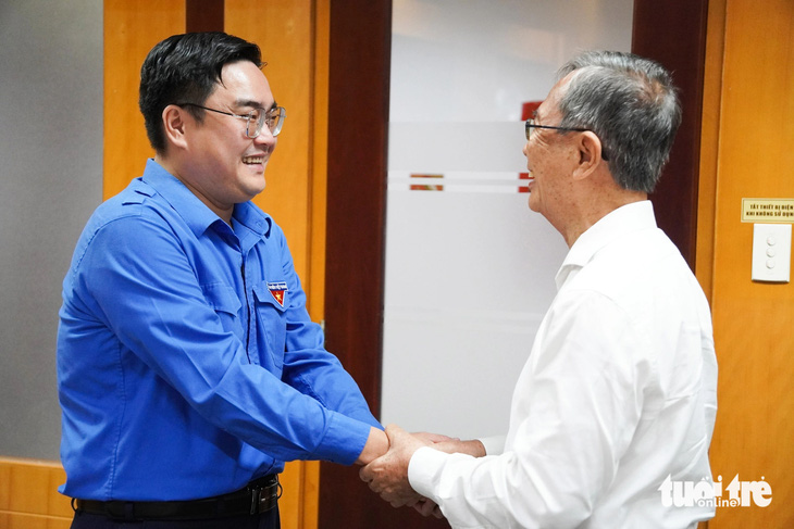 Giáo sư Lê Ngọc Thạch: - Vietnam.vn'Rất áy náy khi biết mình được nhận bằng khen của TP.HCM' Giáo sư Lê Ngọc Thạch: 'Rất áy náy khi biết mình được nhận bằng khen của TP.HCM'