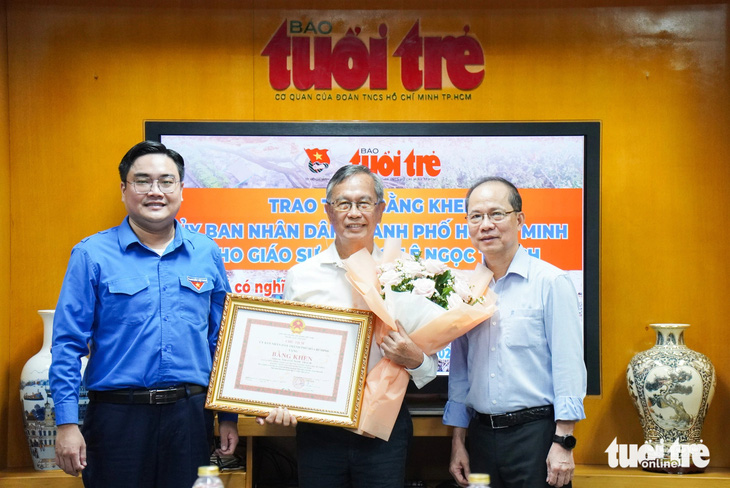 Giáo sư Lê Ngọc Thạch: - Vietnam.vn'Rất áy náy khi biết mình được nhận bằng khen của TP.HCM' Giáo sư Lê Ngọc Thạch: 'Rất áy náy khi biết mình được nhận bằng khen của TP.HCM'