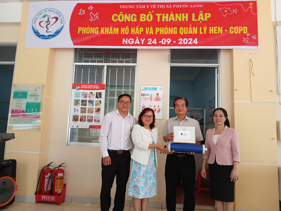 Bà Đỗ Thị Nguyên – Giám đốc Sở Y tế tỉnh Bình Phước (ngoài cùng bên phải) chứng kiến bác sĩ Lê Thanh Long, Giám Đốc TTYT thị xã Phước Long (thứ hai từ phải qua) nhận máy đo chức năng hô hấp từ nhà tài trợ Công ty TNHH AstraZeneca Việt Nam.