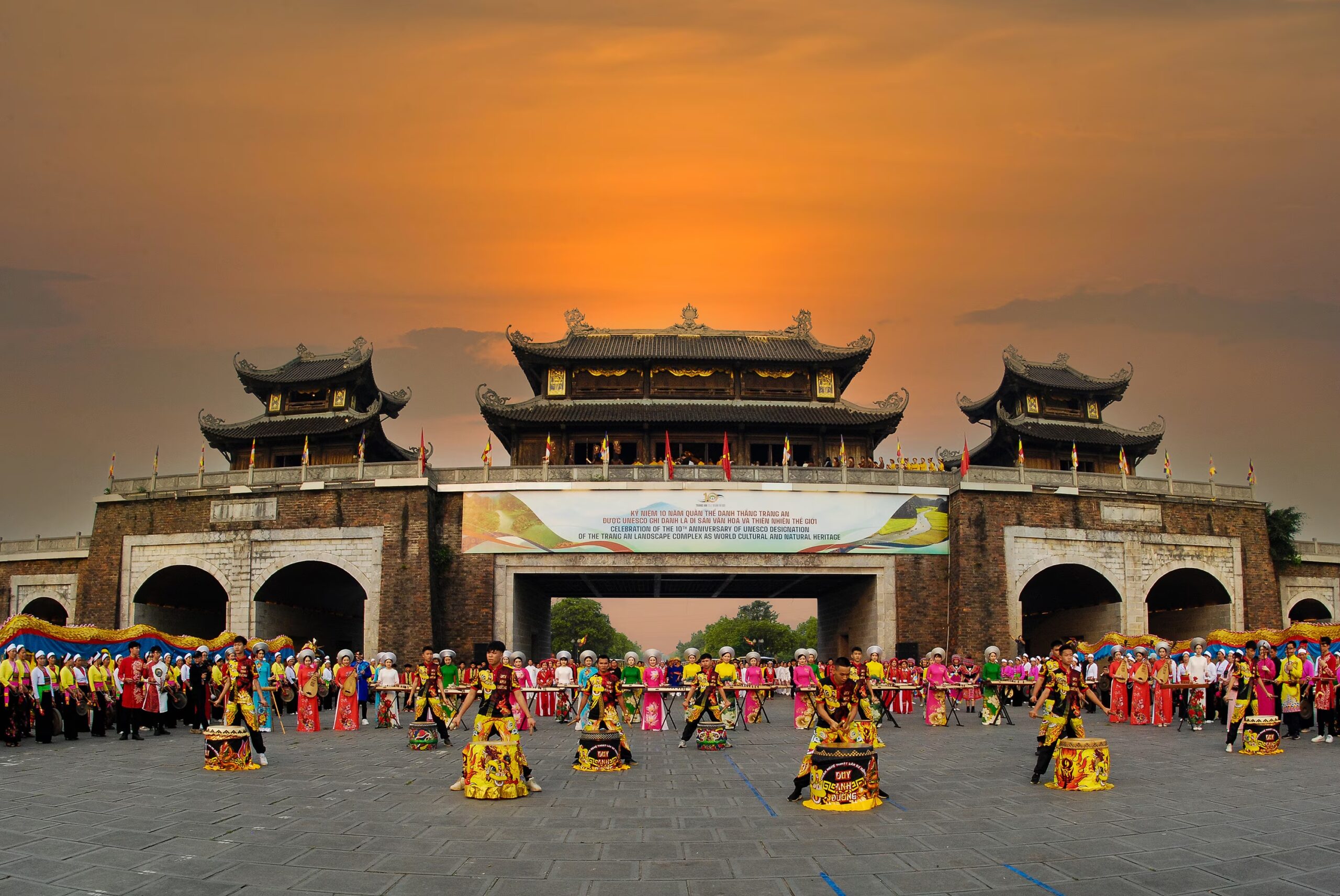 01-Man-trong-khai-hoi-ky-niem-10-nam-quan-the-danh-thang-Trang-an-duoc-UNESCO-cong-nhan-la-di-san-Van-hoa-va-Thien-nhien-the-gioi_1_11zon - Vietnam.vn