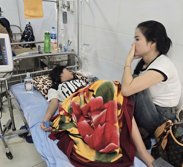12 học sinh Hà Nội nhập viện do uống nước trước cổng trường ảnh 1