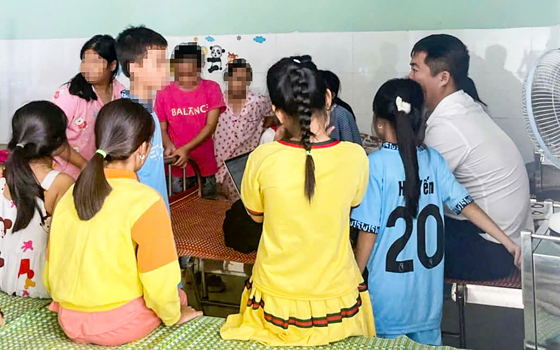 15 học sinh đau bụng, buồn nôn nhập viện: Do 'hiệu ứng đám đông' - Ảnh 1. 15 học sinh đau bụng, buồn nôn nhập viện: Do 'hiệu ứng đám đông' - Ảnh 1.