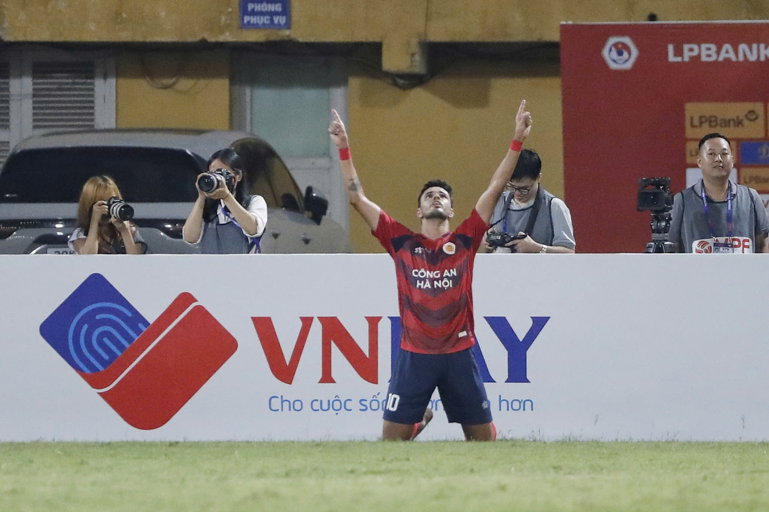 Bảng xếp hạng vòng 3 V-League hôm nay: CAHN và Thanh Hóa trọn niềm vui nhưng vẫn kém… HAGL- Ảnh 2. Bảng xếp hạng vòng 3 V-League hôm nay: CAHN và Thanh Hóa trọn niềm vui nhưng vẫn kém… HAGL- Ảnh 2.