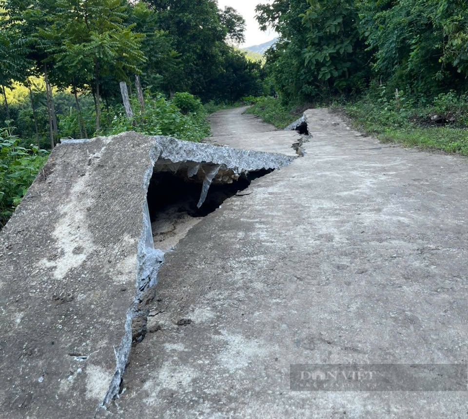 Thanh Hóa: Đồi Na Khà nứt 400m, chính quyền khẩn cấp di dời 111 người dân- Ảnh 3. Thanh Hóa: Đồi Na Khà nứt 400m, chính quyền khẩn cấp di dời 111 người dân- Ảnh 3.