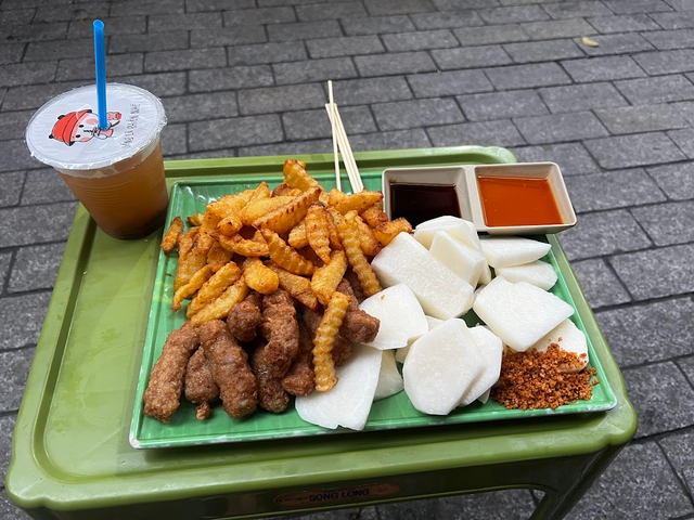 5 món ăn vặt tại Hà Nội khiến du khách ‘ghiền’ ngay từ lần đầu thưởng thức- Ảnh 2. 5 món ăn vặt tại Hà Nội khiến du khách ‘ghiền’ ngay từ lần đầu thưởng thức- Ảnh 2.